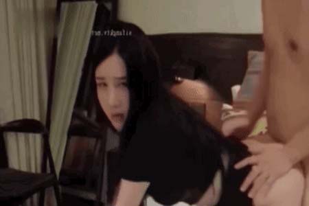 气质网红脸美女与金主爸爸玩3P 前后夹击大屌出击 后入狂艹口爆颜射